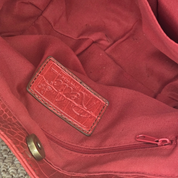 Red FAUX Crocodile Leather Relic Shoulder Purse - Picture 6 of 7